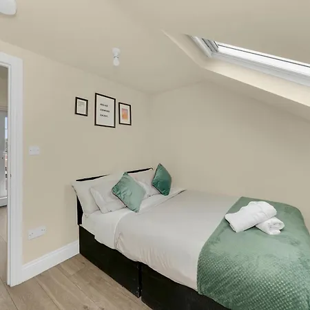 Cosy London Apartment On Elizabeth Line - Free Parking